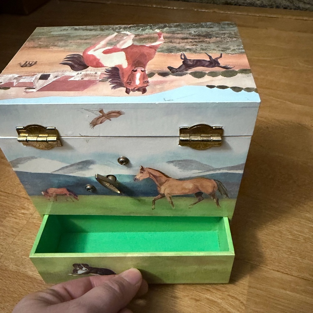 Horse-Themed Kids Jewelry Box with Mirror - Picture 4 of 9